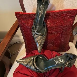 Green croc skin pump stripe